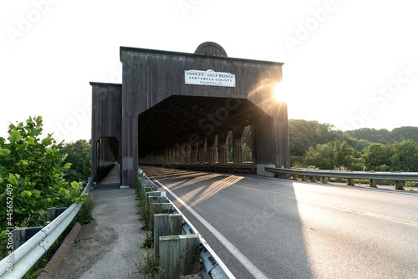 Fototapeta The Longest Covered Bridge In The U.S. And The Fourth In The World, The Smolen-Gulf Bridge Is Magnificent, Spanning The Ashtabula River In North East Ohio.