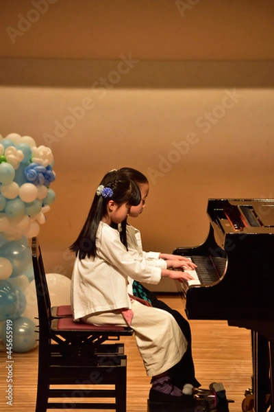 Fototapeta 2021年　ピアノコンサートで姉妹の連弾