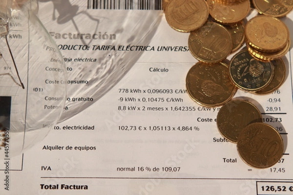 Obraz Factura de la luz con sombra de una bombilla y monedas