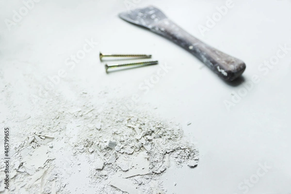 Fototapeta Spatula nails and dried crushed putty lime on white background