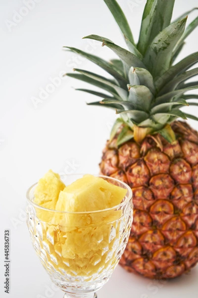 Fototapeta パイナップルの実を白バックで