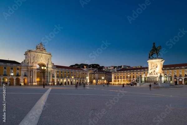 Fototapeta View of the Commerce Square (Praca do Comercio) in the city of Lisbon, Portugal, at dusk.