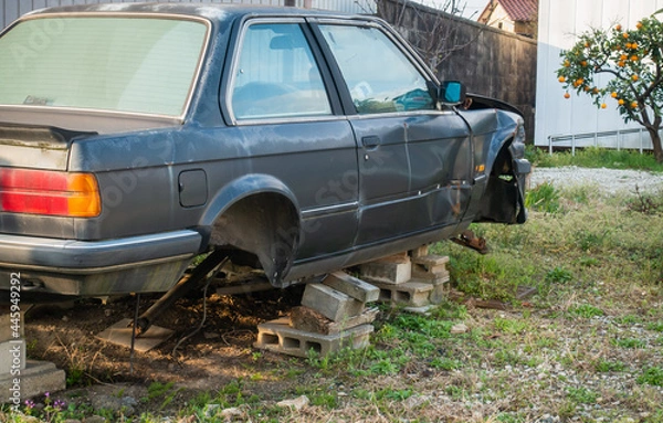 Obraz 屋外に放置された古い車の写真
