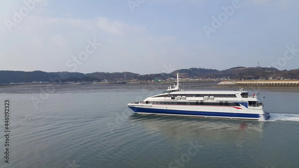 Obraz 한국 연평도 항구로 들어오는 바다위를 항해중인 여객선