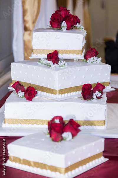 Obraz wedding cake with  red roses