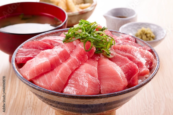 Obraz マグロ丼　中トロから赤身の美味しそうな定食