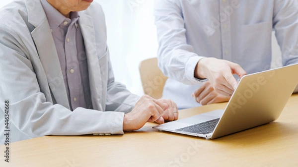 Obraz パソコンを教わるシニア男性