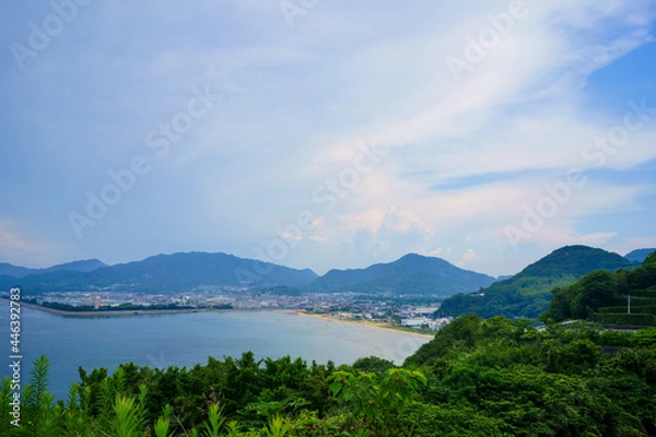 Obraz 父母ヶ浜海水浴場と仁尾町の町並み(香川県三豊市)