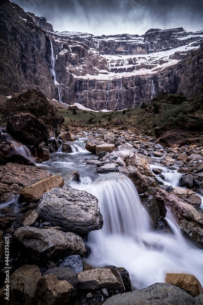 Fototapeta Cirque de Gavarnie et rivière du gave de Pau Pyrénées