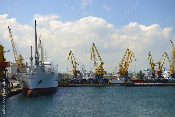 Fototapeta Unloading ship
