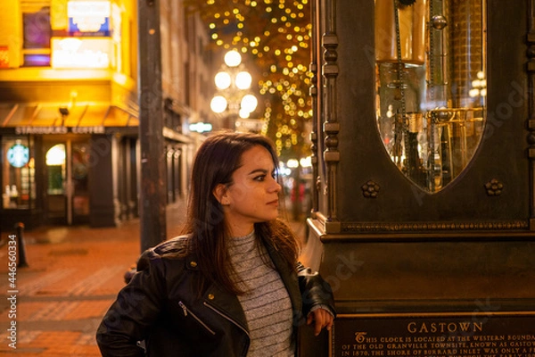 Fototapeta 	イルミネーションのきれいなダウンタウンで待つメキシコ人女性