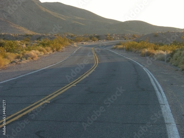 Obraz Kurvige Straße durch karge Landschaft