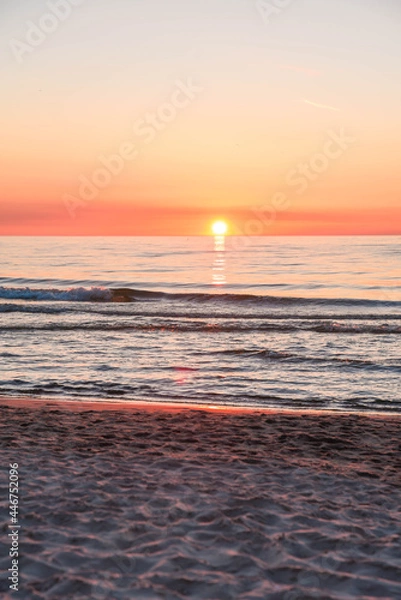 Fototapeta Zachód słońca na plaży w Kołobrzegu.
