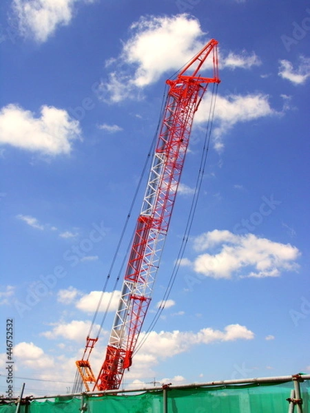 Obraz 工事現場の大型クレーンと青空