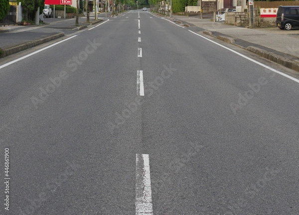 Obraz センターラインがかすれて古い二車線の直線の舗装道路