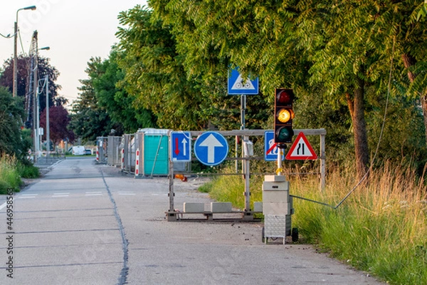 Obraz Passage alterner et feux de signalisation au crépuscule