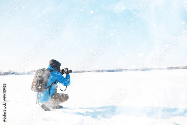 Fototapeta Journey. Tourist with a camera takes photos of beautiful places.