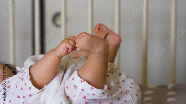 Obraz 足を触れるようになった赤ちゃん