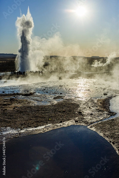 Fototapeta Heiße Quelle, hinten Eruption des Geysir Strokkur, Geothermalgebiet Haukadalur, Golden Circle, Südisland