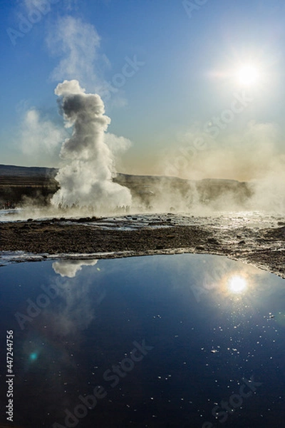 Fototapeta Heiße Quelle, hinten Eruption des Geysir Strokkur, Geothermalgebiet Haukadalur, Golden Circle, Südisland