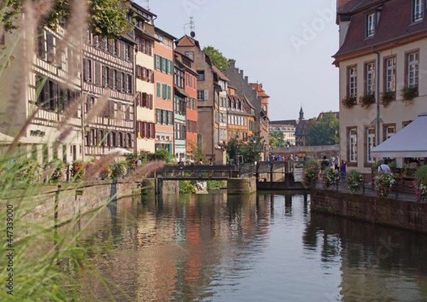 Obraz Altstadt-Szene in Straßburg (Elsass, Frankreich) an einer Brücke über den Fluss Ill
