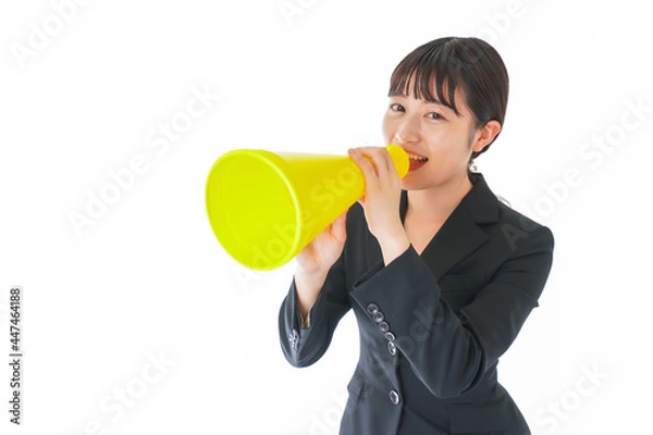 Fototapeta メガフォンで応援をするスーツを着たビジネスウーマン