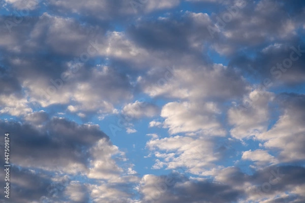 Obraz Céu azul com nuvens rebatendo a luz do sol da manha