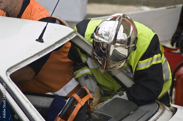 Fototapeta Pompiers sur accident de la route - 8
