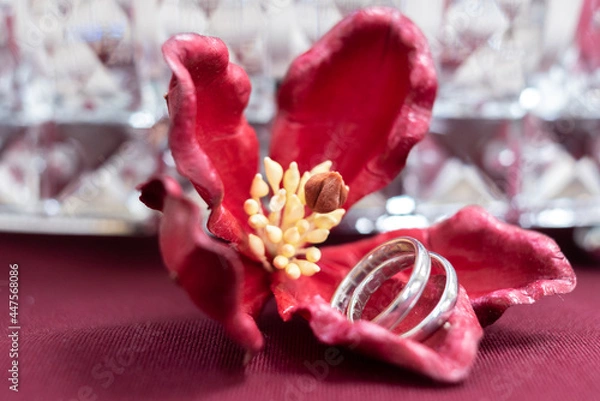Obraz wedding rings on a red flower