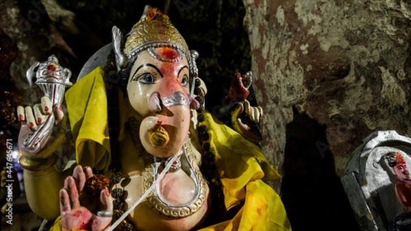 Obraz A statue of the Hindu god Ganesha with an elephant's head. This god brings good luck in business. The altar near the sacred tree.