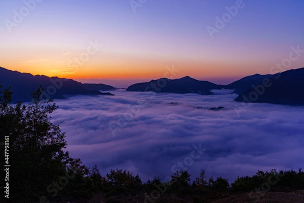 Fototapeta 夜明け前の幻想的な雲海【三重県熊野市　ツエノ峰より】	