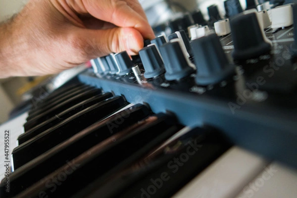 Fototapeta Synthesiser and hand 