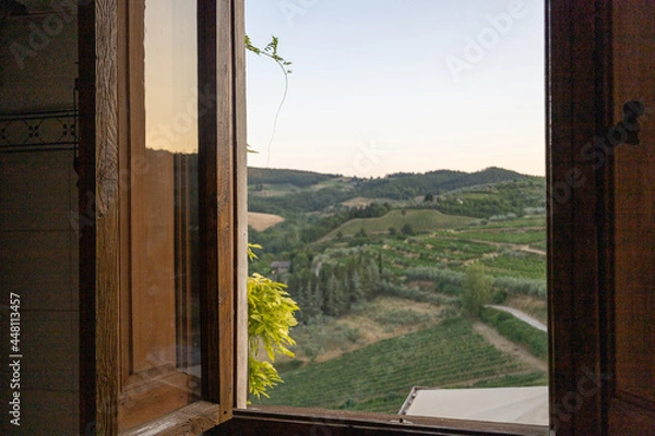 Obraz Ausblick aus einem Holzfenster in der Toscana in die Weinberge