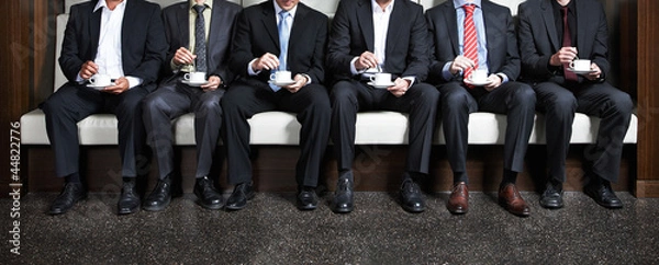 Obraz kaffeetrinkende Männer in Anzügen