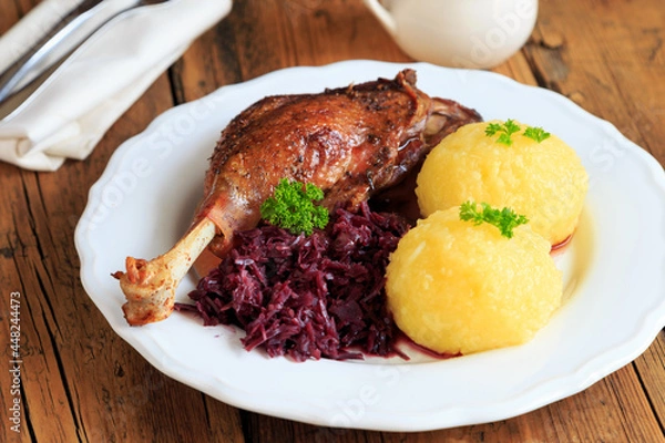 Fototapeta Gänsekeule mit Rotkohl und Klößen