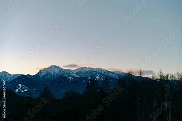 Obraz 日本の山脈。長野県。夕焼け。美しい冬の山の景色。