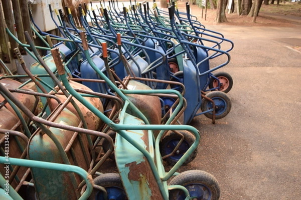 Obraz 孤輪車（複数の手押し車）