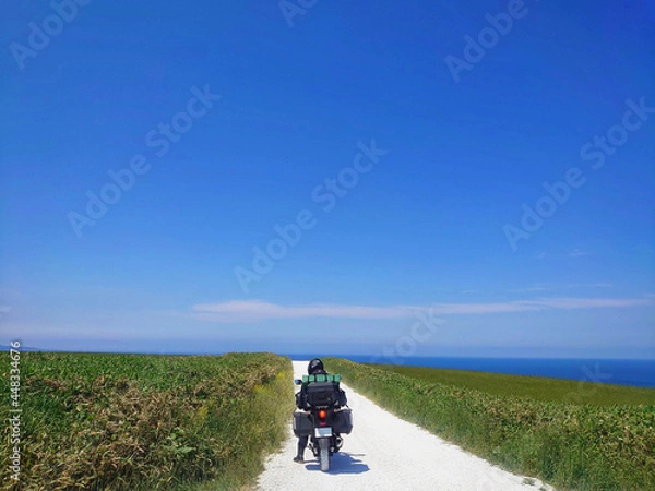 Obraz 白い道とバイク