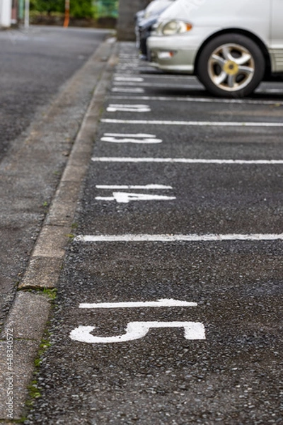 Fototapeta 道路脇の駐車場と駐車番号