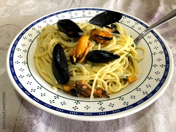 Obraz Eating spaghetti pasta with mussels