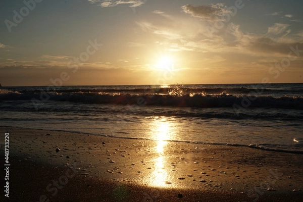 Obraz Spalshing Wave in the Sunset