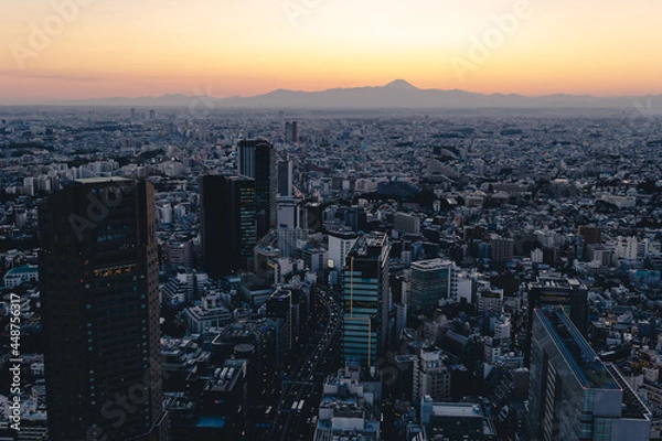 Fototapeta 渋谷の屋上から見た、日の入り直後の富士山のシルエットと街並み