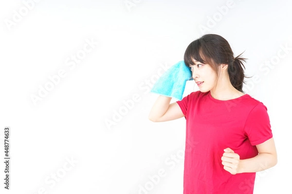 Fototapeta スポーツ中に汗を拭く若い女性