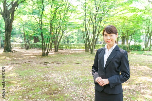 Fototapeta スーツを着て笑うビジネスウーマン