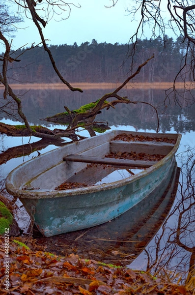 Obraz Herbst am See mit altem Boot