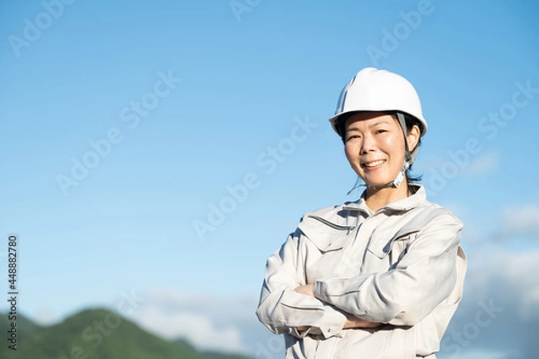 Fototapeta カメラ目線の作業着の中年女性 コピースペースあり