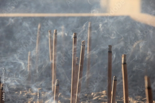 Obraz 煙を漂わせている何本もの線香