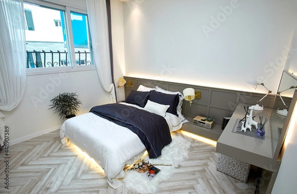 Fototapeta 침대와 이불이 있는 실내 인테리어가 멋진 방