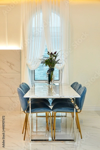 Obraz 식탁과 오픈형 주방이 있는 깔끔한 실내공간