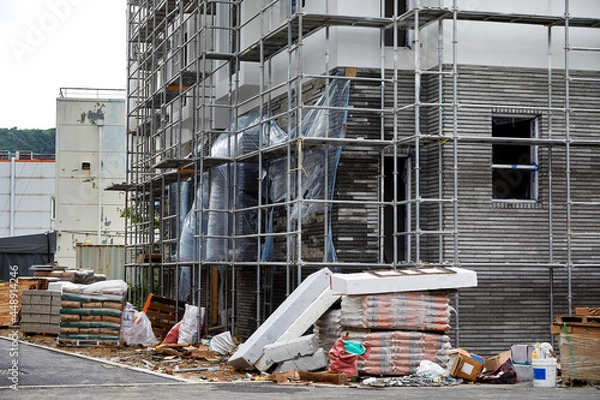 Obraz 철근과 페기물이 있는 건설현장. 